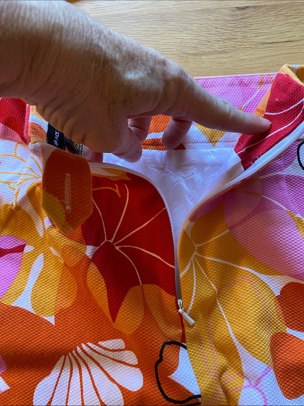 GRACE DANE LEWIS vintage bright floral sheath skirt. Hidden back zipper. - Picture 3 of 6